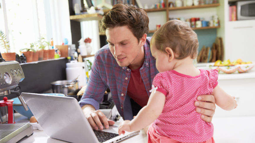 Många anställda som emellanåt jobbar hemifrån känner säkert igen problematiken med att balansera arbetsliv och privatliv.  Foto: Shutterstock